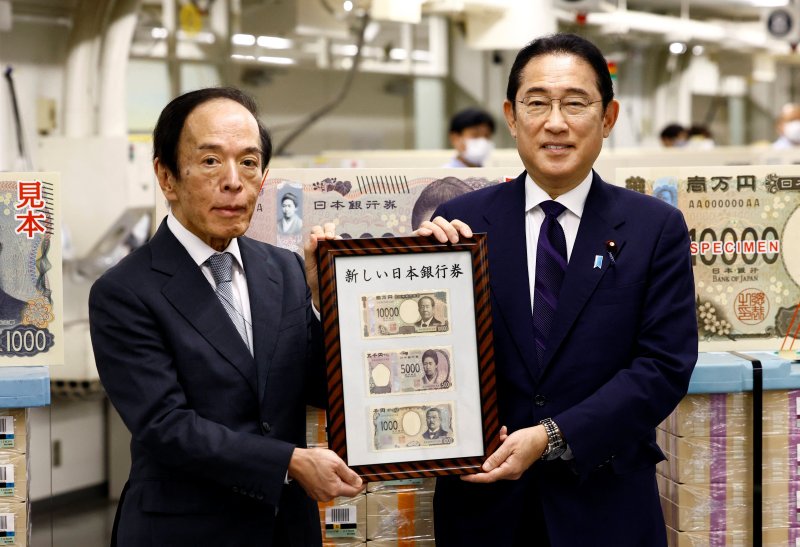 기시다 후미오 일본 총리(오른쪽)와 우에다 가즈오 일본은행 총재가 3일 도쿄 일본은행 본점에서 20년 만에 바뀐 1000엔권, 5000엔권, 1만엔권을 들고 기념 사진을 찍고 있다. 뉴스1
