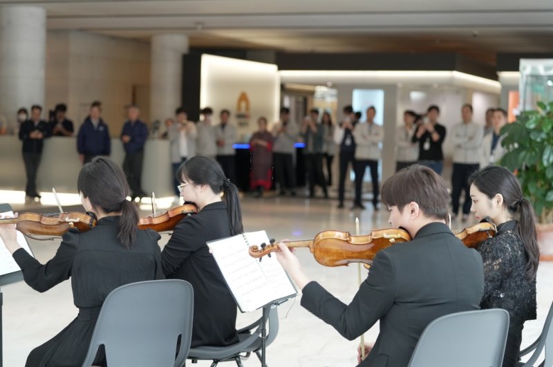 KCC가 서울 서초구 사옥 로비에서 오케스트라 연주회를 열었다. KCC 제공