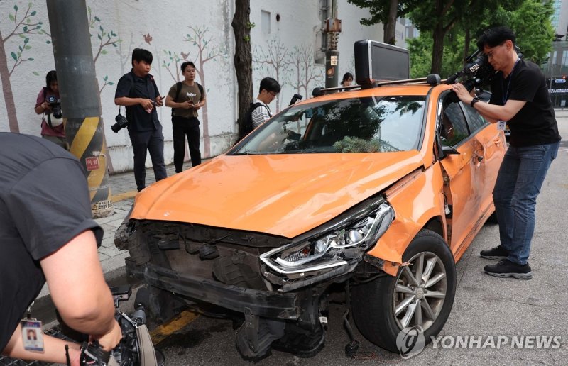 3일 서울 중구 국립중앙의료원에 택시가 돌진하는 사고가 발생했다. 사고 현장인 국립중앙의료원 인근에서 취재진이 견인된 가해 차량을 살피고 있다.