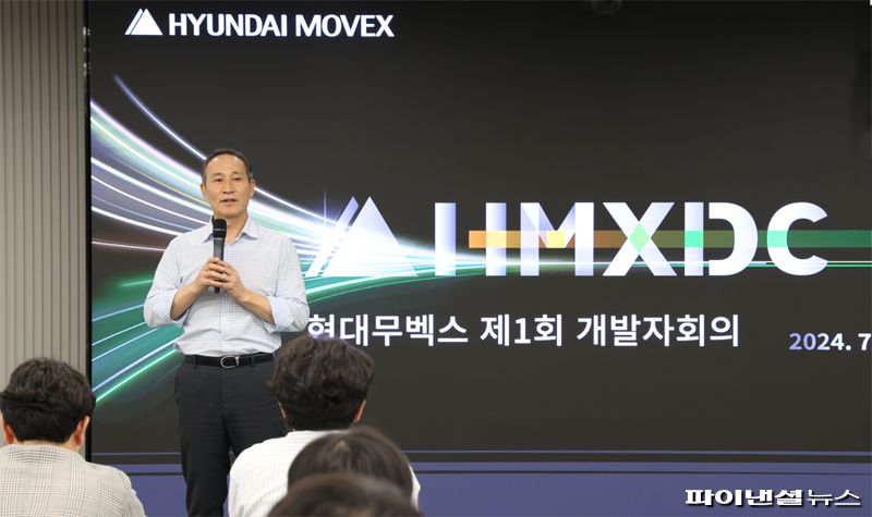 도익한 현대무벡스 대표이사가 지난 3일 서울 종로구 현대그룹 사옥 내 H-스타디움에서 진행된 개발자회의 'HMXDC'에서 미래 물류 기술 방향성을 설명하고 있다. 현대그룹 제공