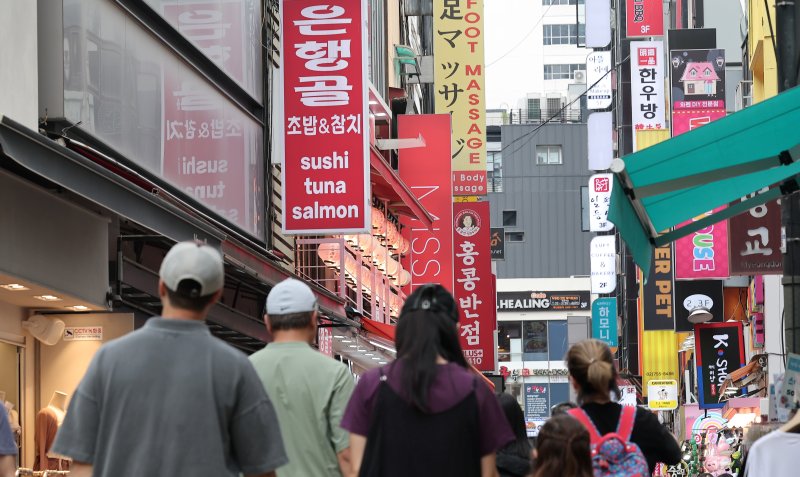 서울 중구 명동 거리의 상가 밀집 지역. 뉴스1.