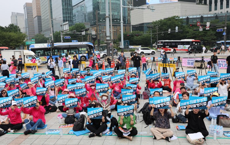 한국환자단체연합회, 한국유방암환우총연합회, 한국희귀·난치성질환연합회 등 환자 단체 회원들이 4일 오전 서울 종로구 보신각 앞에서 의사 집단휴진 철회와 재발방지법 제정을 촉구하며 구호를 외치고 있다. 연합뉴스