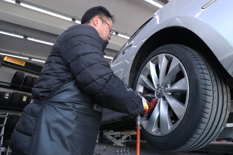 [서울=뉴시스] 지난 2019년 2월7일 오후 서울 종로구의 한 카센터에서 관계자가 타이어를 교체하고 있는 모습. (사진=뉴시스 DB) 2019.02.07. photo@newsis.com /사진=뉴시스