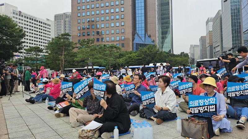 4일 오전 한국유방암환우총연합회, 한국환자단체연합회, 한국희귀·난치성질환연합회 등 92개 환자단체가 서울 보신각 앞에서 '의사 집단휴진 철회 및 재발 방지법 제정 환자촉구대회'에 참석해 피켓을 들고 있다. /사진=노유정 기자