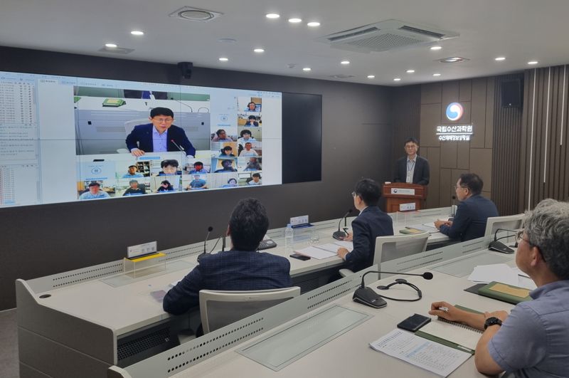 지난 3일 국립수산과학원 부산 본원에서 여름철 고수온 대응회의가 열린 가운데 권역별 연구소 직원들과 화상으로 회의가 진행되고 있는 모습. 국립수산과학원 제공