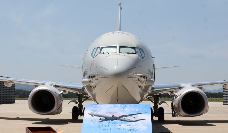 4일 경북 포항시 해군항공사령부에서 열린 해상초계기(P-8A) 국내 인수식에서 신원식 국방부 장관이 작성한 휘호 글귀 뒤로 해상초계기가 대기하고 있다 사진=뉴스1