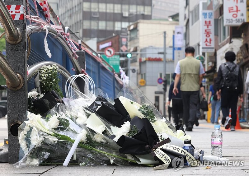 4일 오전 서울 중구 시청역 인근 역주행 사고 현장에 추모객들이 남긴 꽃들이 놓여 있다. 지난 1일 해당 교차로에서는 운전자 A씨가 몰던 승용차가 역주행하며 인도로 돌진해 9명이 사망했다. /사진=연합뉴스