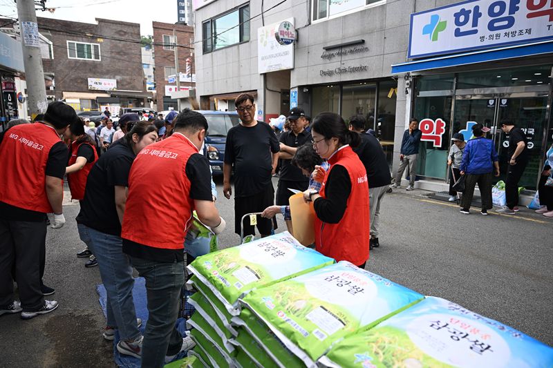 새마을금고 임직원들이 지역 배려계층을 위해 ‘사랑의 쌀’을 전달하는 사회공헌활동을 추진하고 있다. MG새마을금고지역희망재단 제공