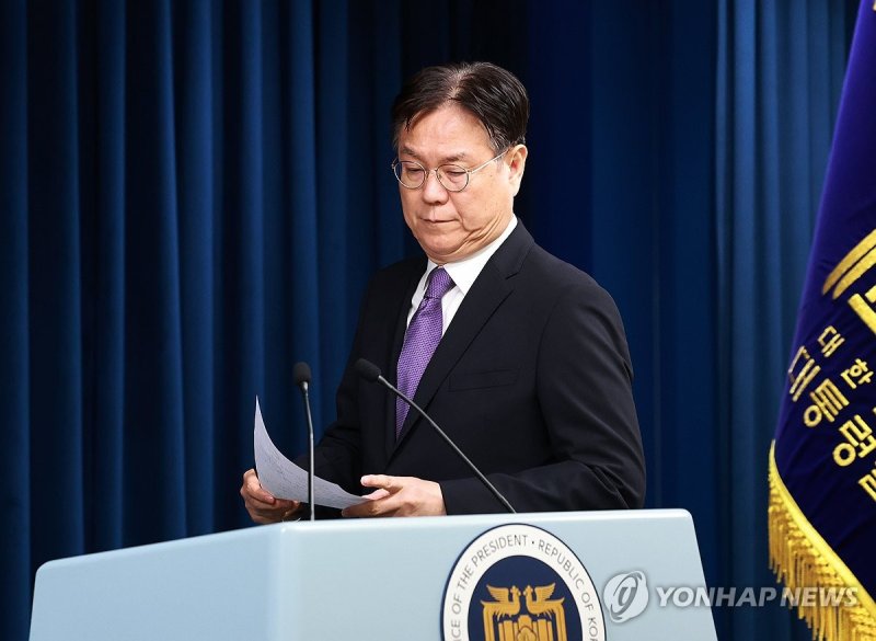 이관섭 전 대통령 비서실장 22대 총선 결과 입장 발표하는 이관섭 대통령 비서실장 (서울=연합뉴스) 홍해인 기자 = 이관섭 대통령 비서실장이 11일 오전 서울 용산 대통령실 청사에서 22대 총선 관련 브리핑을 하기 위해 마이크 앞으로 향하고 있다. 2024.4.11 hihong@yna.co.kr (끝)