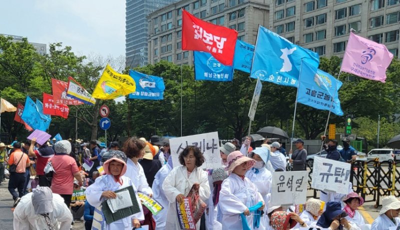 전국농민회총연맹(전농) 등 8개 농민단체 회원들이 지난 7월 4일 오후 서울 여의도 국회 인근에서 열린 7·4 전국농민대회에서 손 피켓 등을 들고 있다. /사진=뉴스1화상