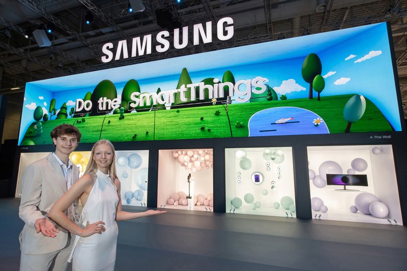 삼성전자 모델이 초대형 마이크로 LED 디스플레이 '더 월(The Wall)'을 활용한 새로운 미디어 파사드를 통해 스마트싱스 경험을 소개하고 있다. (삼성전자 제공) 2023.8.31/뉴스1