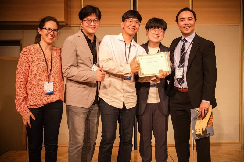 KAIST 김성민 교수팀이 모바일 컴퓨팅 최고 권위 국제 학술대회 ACM 모비시스에서 최우수논문상을 수상한 뒤 기념촬영을 하고 있다. 왼쪽 두 번째부터 김성민 교수, 배강민 박사과정생, 문한결 박사과정생. KAIST 제공