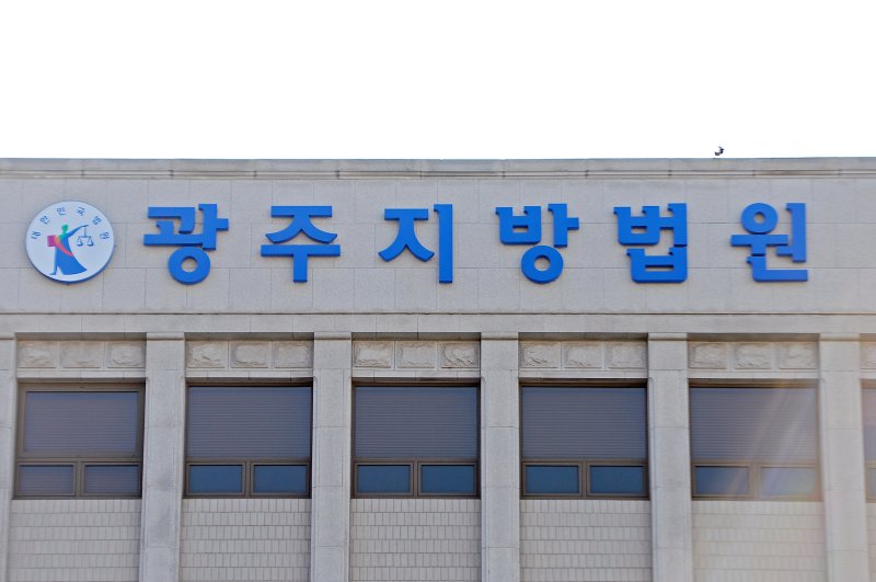 치아 없는 할머니에... 요양보호사 '숟가락질' 경악