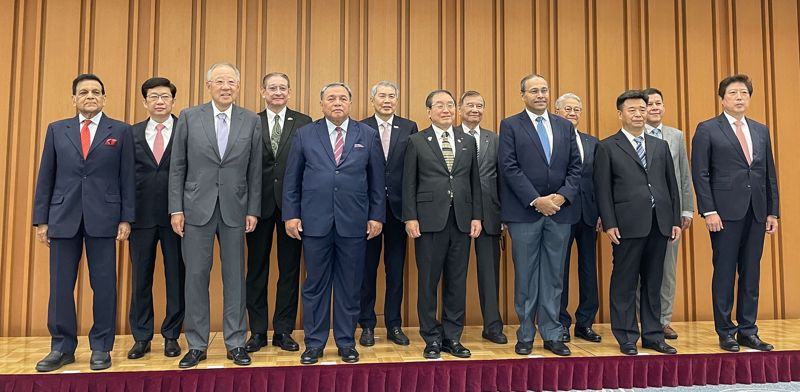 류진 한국경제인협회 회장(앞줄 왼쪽 두번째)이 5일 일본 도쿄 게이단렌회관에서 열린 '제13차 아시아 비즈니스 서밋'에 참가한 경제단체장들과 기념촬영을 하고 있다. 한경협 제공