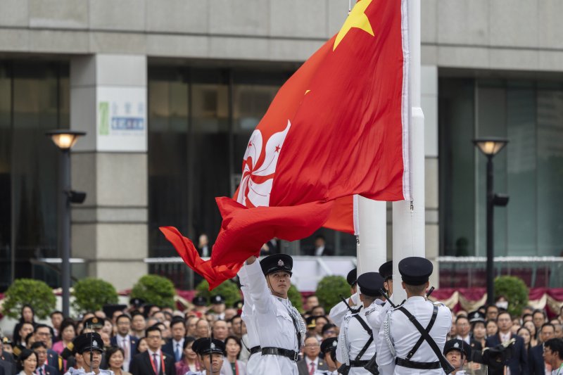 지난 7월 1일 홍콩 골든 바우히니아 광장에서 경찰 의장대가 홍콩의 중국 반환 27주년을 기념해 홍콩기를 게양하고 있다. AP 뉴시스