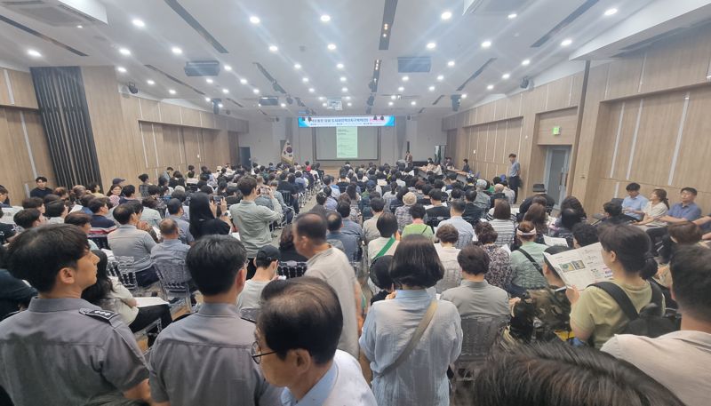 지난 4일 저녁 부산 서구청에서 열린 ‘부산시 구덕운동장 복합 재개발 사업 2차 주민 설명회’ 현장. 독자 제공