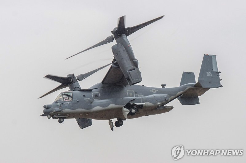 틸트 로터를 장착한 CV-22 오스프리 epa07958151 A CV-22B Osprey type convertiplane of the US Air Force conducts a demonstration flight above Budapest, Hungary, 29 October 2019, on the fifth day of a joint operation of Hungarian and US special military units. The Bell Boeing V-22 Osprey is a multi-mission, tiltrot