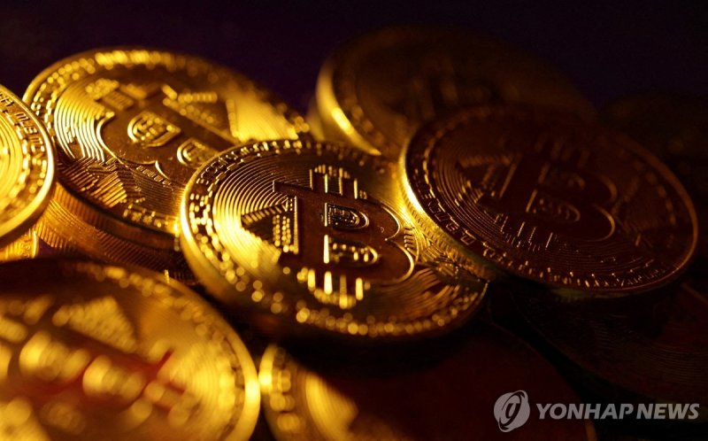 FILE PHOTO: Physical representations of the bitcoin cryptocurrency are seen in this illustration taken October 24, 2023. REUTERS/Dado Ruvic/Illustration/File Photo