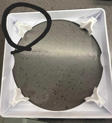 아이스크림 속에 빠진 고무 이물질 사진의 동그라미 부분이 아이스크림 통을 고정하는 틀의 고무 부분이다. 직원이 실수로 고무를 아이스크림 통에 빠뜨렸다고 한다. [B사 제공]