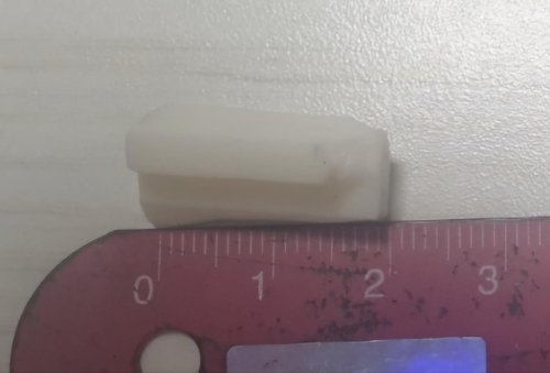 아이스크림에서 나온 고무 고무 이물질은 아이스크림 통을 고정하는 틀의 가장자리에 붙어있는 물체였다. [제보자 제공]