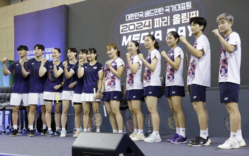 [진천=뉴시스] 최동준 기자 = 2024 파리올림픽 배드민턴 국가대표 선수들이 25일 충북 진천선수촌에서 열린 미디어데이에서 기념촬영을 하고 있다. 오른쪽부터 전혁진, 김원호, 안세영, 김소영, 공희영, 정나은, 채유정, 백하나, 이소희, 김가은, 서승재, 강민혁. 2024.06.25. photocdj@newsis.com