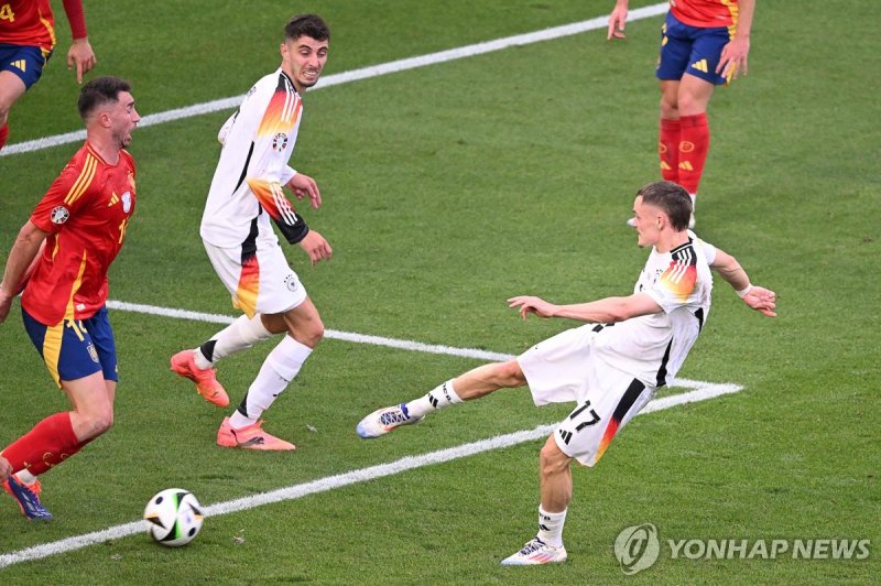 독일 플로리안 비르츠의 동점골 장면 Germany's midfielder #17 Florian Wirtz kicks the ball and scores his team's first goal during the UEFA Euro 2024 quarter-final football match between Spain and Germany at the Stuttgart Arena in Stuttgart on July 5, 2024. (Photo by Kirill KUDRYAVTSEV / AFP)