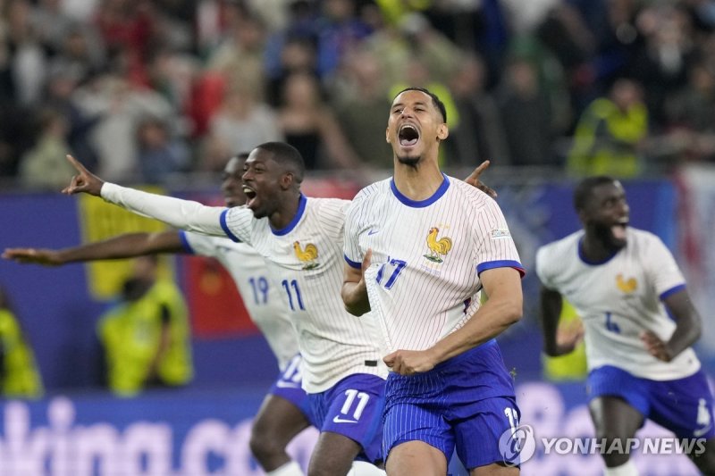 승부차기 승리에 기뻐하는 프랑스 선수들 William Saliba of France celebrates after winning a quarter final match between Portugal and France at the Euro 2024 soccer tournament in Hamburg, Germany, Friday, July 5, 2024. France won a penalty shoot out 4-3 after the match ended in a 0-0 draw. (AP Photo/Martin Meissner)
