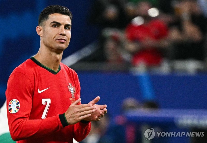 포르투갈의 크리스티아누 호날두 Portugal's forward #07 Cristiano Ronaldo reacts at the end of the UEFA Euro 2024 quarter-final football match between Portugal and France at the Volksparkstadion in Hamburg on July 5, 2024. (Photo by JAVIER SORIANO / AFP)
