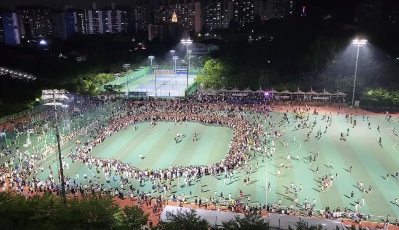 지난달 서울 광진구 아차산 풋살장 등장했던 축구 국가대표 손흥민이 이번에는 용인 수지체육공원에 깜짝 등장했다(사진= 온라인 커뮤니티 갈무리) 뉴시스