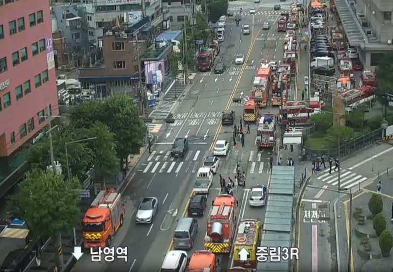 서울역 인근서 고령 운전자 '인도 돌진' 2명 부상...경찰 "급발진 여부 조사"