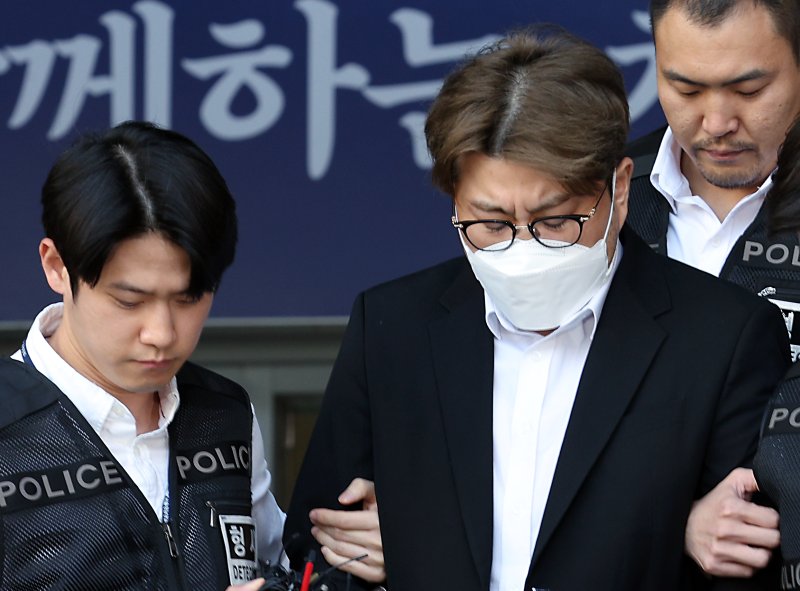 '음주 뺑소니' 혐의를 받는 트로트 가수 김호중 씨가 지난 5월 31일 오전 서울 강남경찰서에서 나와 검찰로 구속 송치되고 있다. 사진=뉴스1