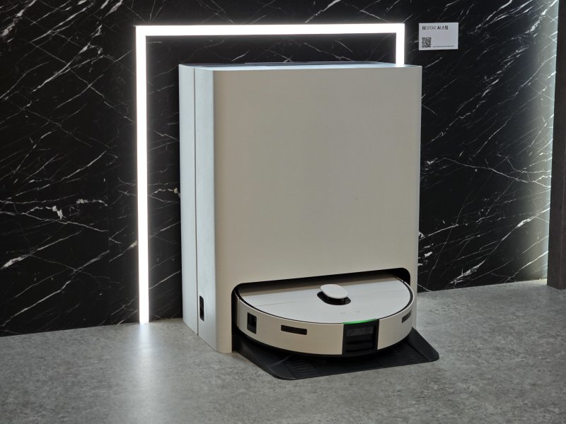 삼성전자가 3일 '웰컴 투 비스포크 AI(인공지능)' 미디어 데이에서 공개한 '비스포크 AI 스팀' 로봇청소기. 삼성전자는 이날 해당 제품을 공식 출시했다. 2024.4.3/뉴스1