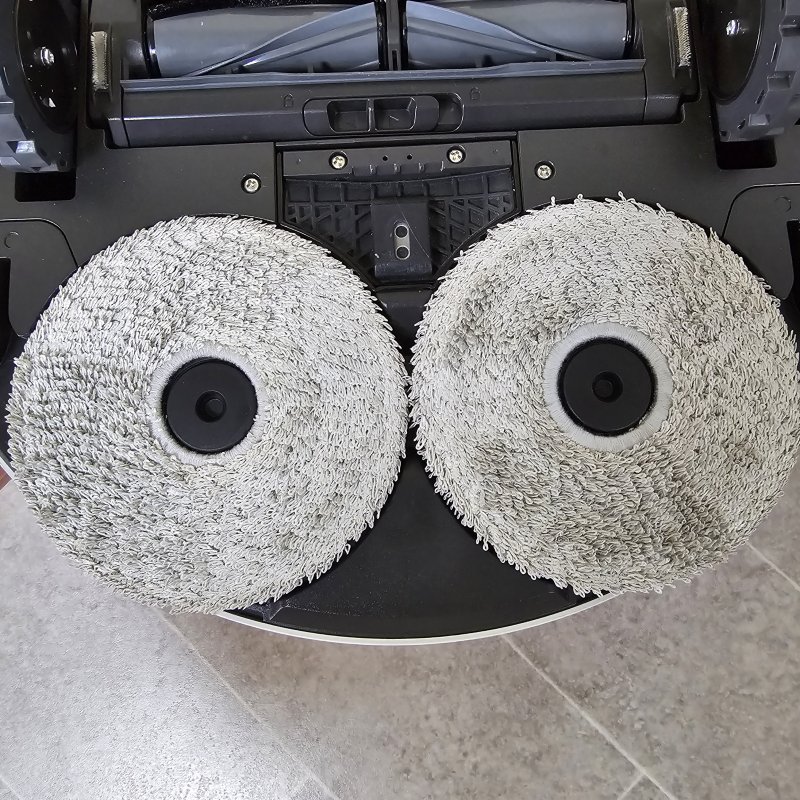 바닥에 흘린 탄산음료와 간장을 청소한 뒤 고온 스팀 세척을 거친 물걸레 모습.