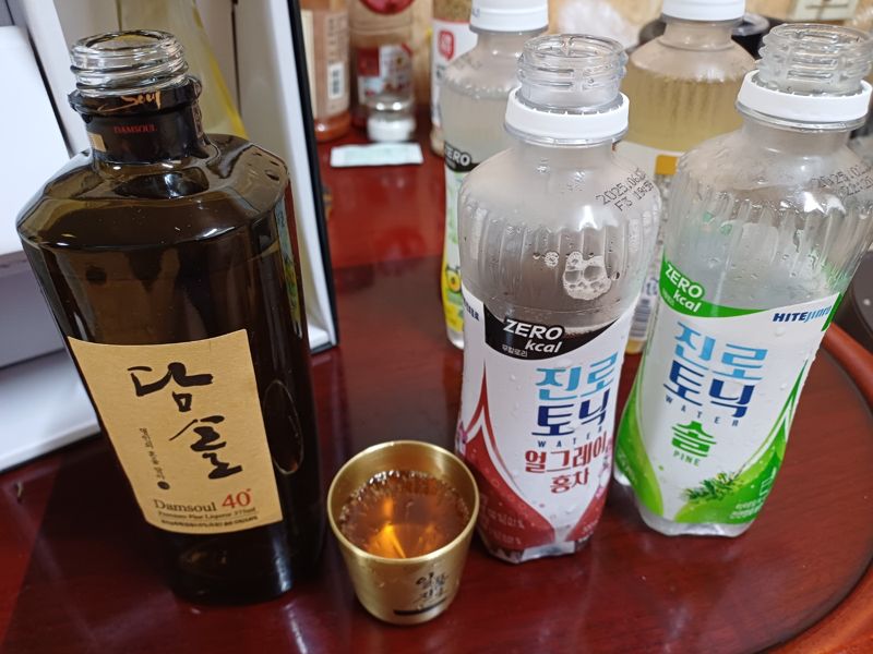 명인이 만든 전통주 담솔에 진로토닉 얼그레이 홍차를 섞어 마셨다.