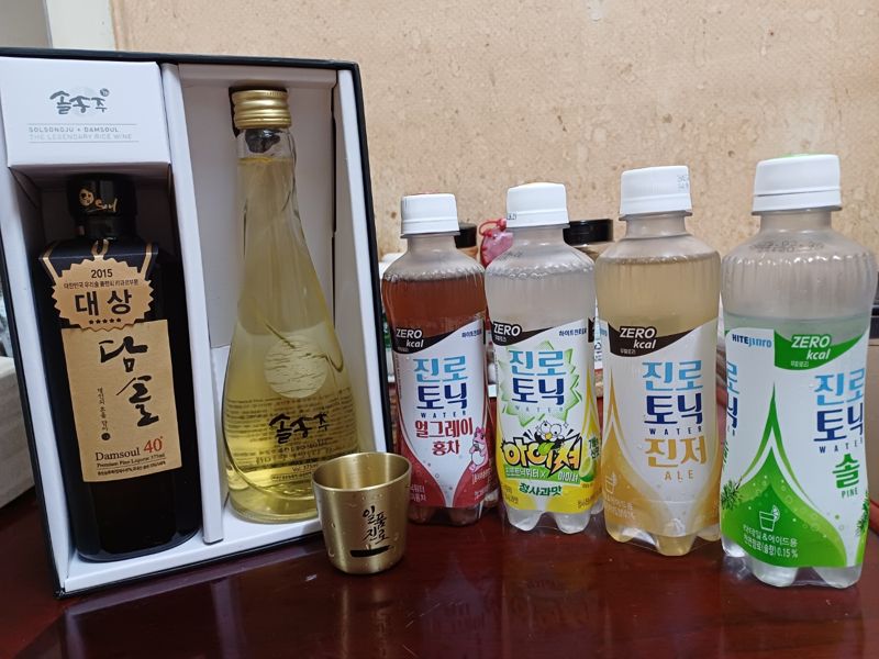 하이트진로음료의 '제로' 진로토닉 제품과 전통주 '담솔'. 이환주 기자.