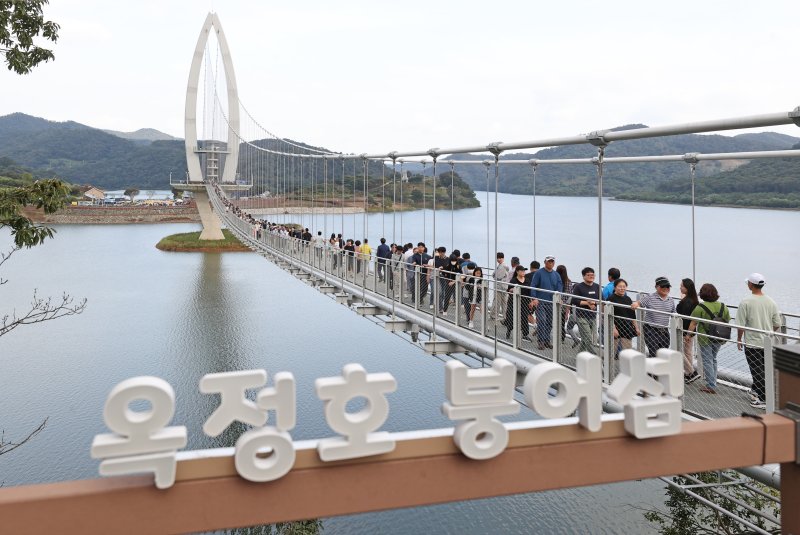 섬진강댐 상류인 전북 임실 옥정호.