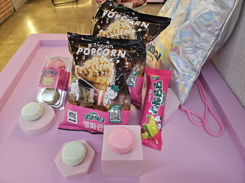 하나은행이 GS25와 협업해 달달하나 영화관팝콘, 마카롱, 아이스크림을 오는 8월 말까지 한정 판매한다. GS25 도어투성수에 전시된 콜라보 상품. 사진=김나경 기자