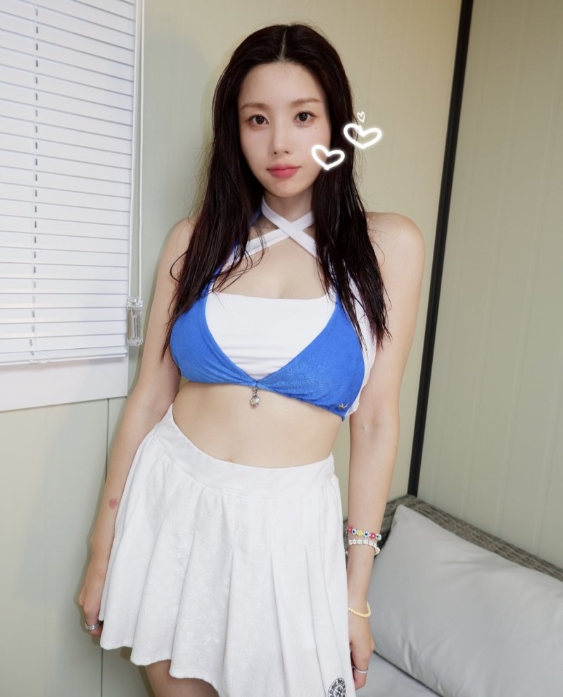 권은비, 비키니 입은 워터밤 여신…청량 섹시美