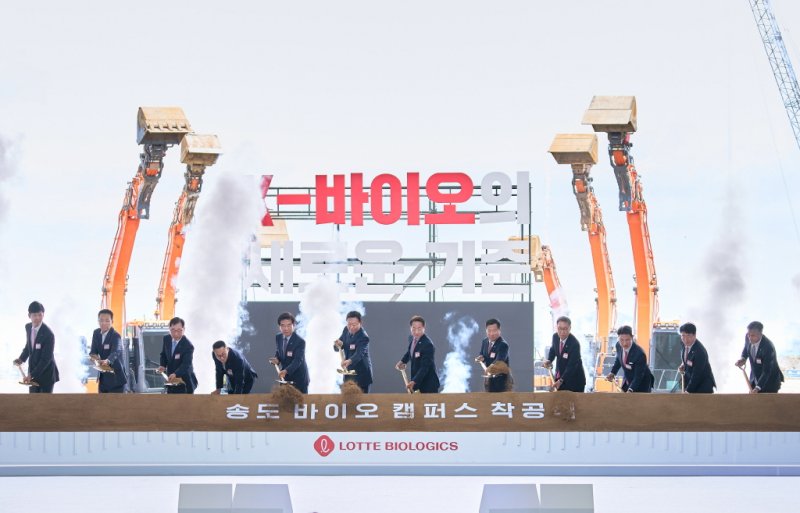 [서울=뉴시스] 착공식 참석자들이 시삽 세리머니를 하는 모습. 왼쪽부터 신유열 롯데바이오로직스 글로벌전략실장, 이재호 인천 연수구청장, 박현철 롯데건설 대표이사(부회장), 이동우 롯데지주 대표이사(부회장), 정일영 인천 연수구(을) 국회의원, 신동빈 롯데 회장, 유정복 인천광역시장, 강경성 산업자원통상자원부 1차관, 박민수 보건복지부 2차관, 이원직 롯데바이오로직스 대표이사, 윤원석 인천경제자유구역청장, 다마쓰카 겐이치 일본 롯데홀딩스 대표이사. (사진=롯데바이오로직스 제공) 2024.07.03. photo@newsis.com *재