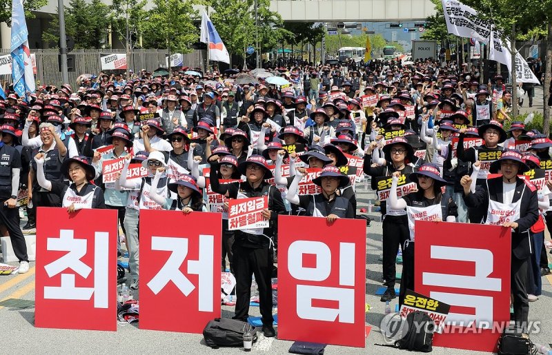 "최저임금 인상" "최저임금 인상" (세종=연합뉴스) 배재만 기자 = 한국노총 조합원들이 최저임금위원회 제8차 전원회의가 열리는 4일 오후 정부세종청사 고용노동부 앞에서 집회를 열고 최저임금 인상을 촉구하고 있다. 2024.7.4 scoop@yna.co.kr (끝)