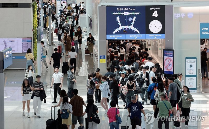 지난 1일 인천국제공항 제1여객터미널에서 공항 이용객들이 출국장 안으로 들어가고 있다. 사진=연합뉴스