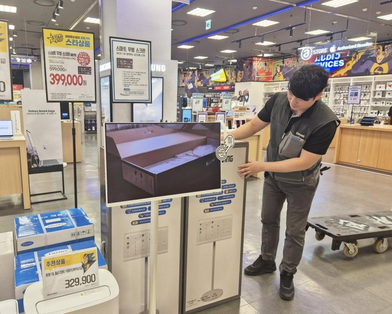 '가격 거품 뺐더니 잘 나가네'…고물가에 몸값 뛴 가전 PB 이마트 일렉트로마트에서 판매하는 이동식 TV [이마트 제공. 재판매 및 DB 금지]