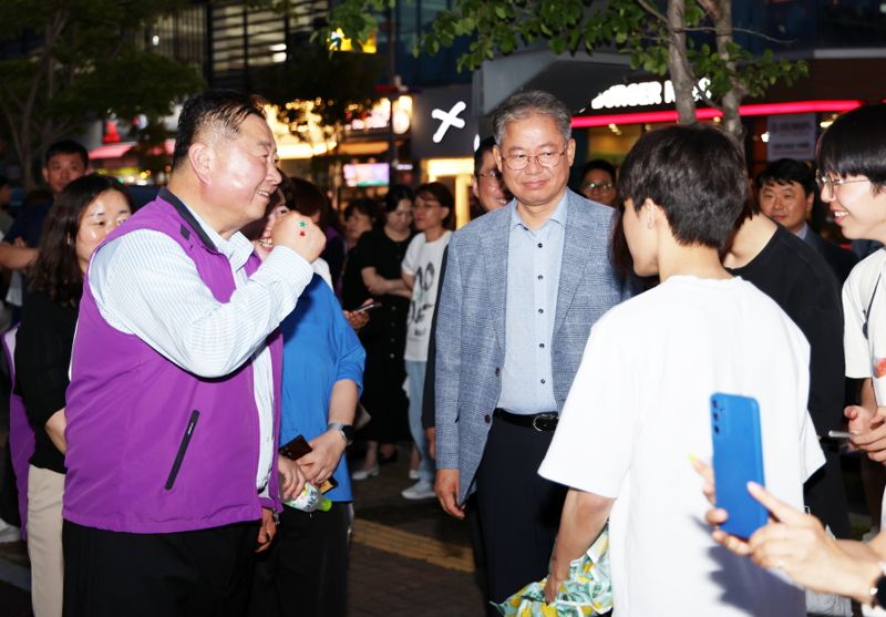 7일 파주 야당역 일원에서 진행된 성매매 예방 및 근절 캠페인에 참여한 김경일 파주시장(왼쪽)이 시민들에게 캠페인 취지와 의미에 대해 설명하고 있다. /파주시 제공