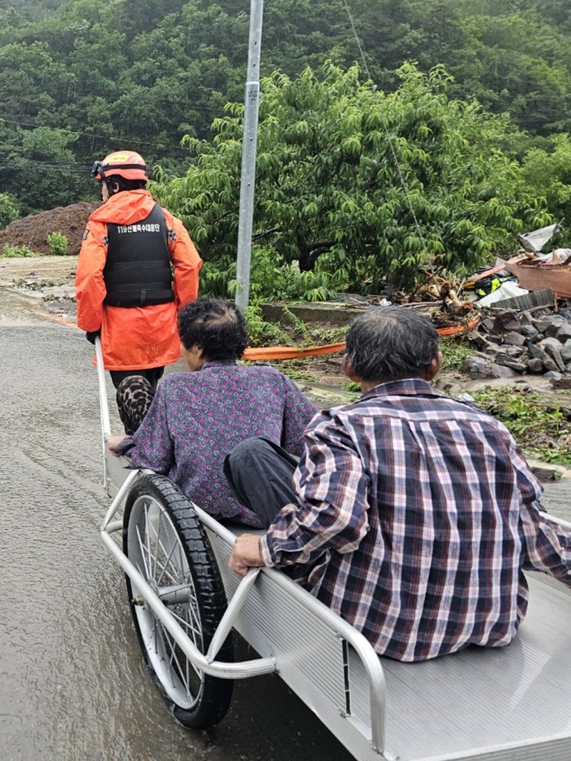 경북도소방본부와 경북도산불특수대응단이 폭우에 고립됐던 경북 안동시 임동면 대곡면 주민들을 안전한 곳으로 대피시키고 있다. 경북도소방본부 제공