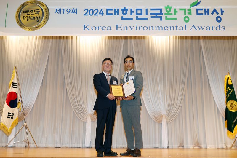 지난 5일 서울 마포구 중소기업DMC타워에서 열린 ‘2024 제19회 대한민국환경대상’ 시상식에서 SH공사가 ESG경영 부문 본상을 수상한 후 심우섭 SH공사 기획경영본부장(오른쪽)과 이규용 대한민국환경대상위원회 위원장이 포즈를 취하고 있다. SH공사 제공