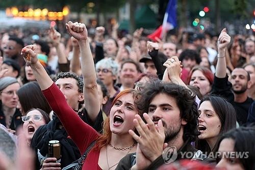 프랑스 파리 시내 중심가에 모여 좌파 연합의 승리를 축하하는 시민들. 연합뉴스