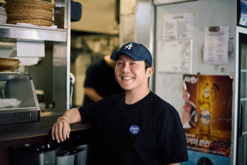 조세호 단골 맛집 '방울과 꼬막', 남성복 브랜드 아모프레와 협업