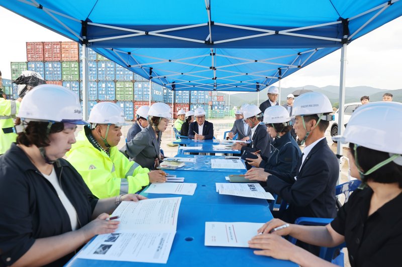 김홍규 강릉시장이 8일 옥계항 개발현장에서 민선8기 후반기 첫 현장간부회의를 주재하고 있다.(강릉시 제공) 2024.7.8/뉴스1