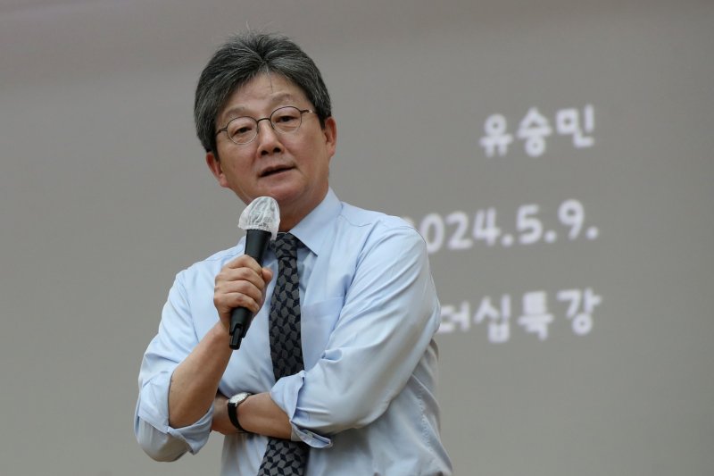 "코박홍 같은 아부꾼이"..유승민, 홍준표 사진 올리며 맹공격