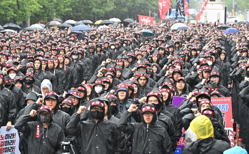 삼성전자 최대 노조인 전국삼성전자노동조합(전삼노)이 총파업에 돌입한 8일 경기도 화성시 삼성전자 화성사업장 정문 앞에서 총파업 결의대회에 참가한 조합원들이 구호를 외치고 있다. 뉴시스